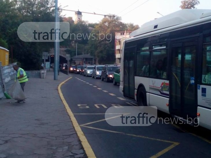Кошмар в центъра на Пловдив! Тапи, нерви и заплахи за побой … няма светофари, няма и полиция СНИМКИ