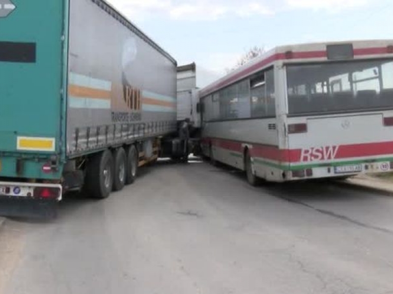 Автобус и тир катастрофираха на Околовръстното, седем души пострадаха, сред които и деца