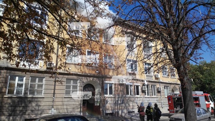 Пламна жилище до Централна гара в Пловдив! Не се знае дали вътре има хора СНИМКИ