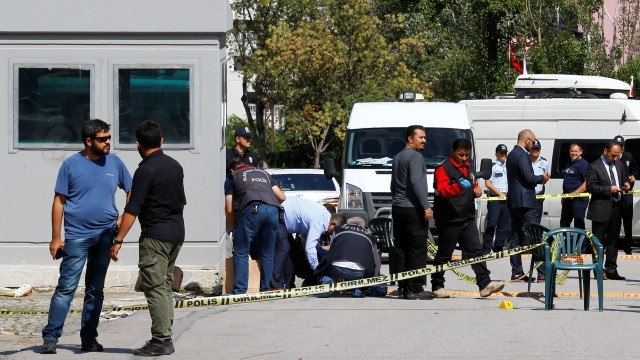 Двама атентатори се самовзривиха край Анкара