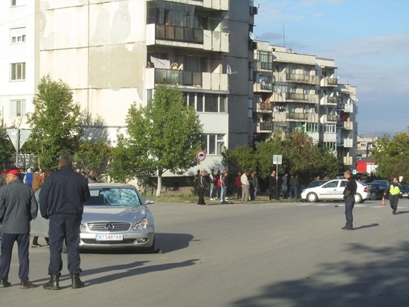 Мерцедес прегази с бясна скорост мъж на пешеходна пътека СНИМКИ