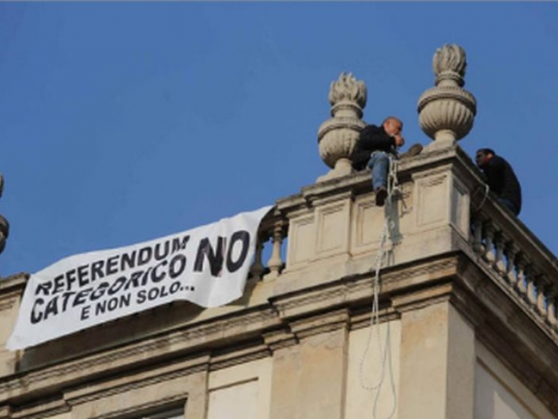 Бългaрин се качи на покрива на Миланската скала, за да протестира ВИДЕО