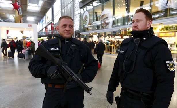 Полици с автомати пазят летища и гари в Германия заради опасност от атентат