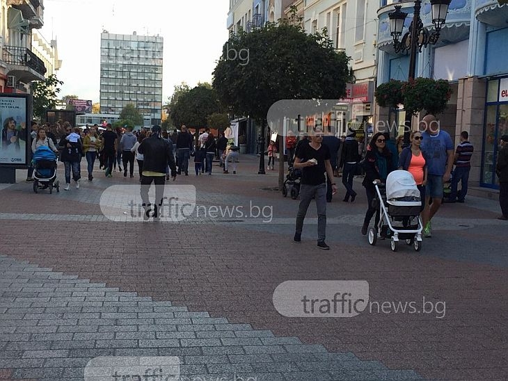 Главната почерня от хора, пловдивчани се радват на последния топъл уикенд СНИМКИ