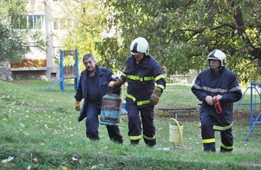 Гръмна газова бутилка в апартамент, хвърчат стъкла, дограма се сгромоляса върху кола СНИМКИ