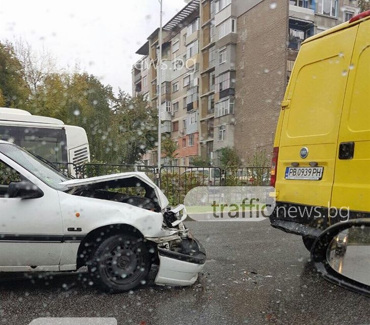 Лек автомобил се заби в бус на булевард 