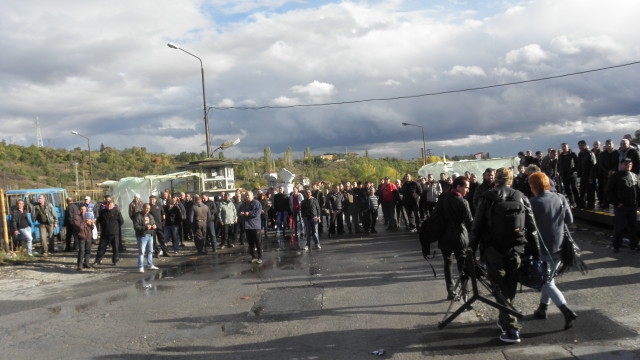 Миньорите в Бобов дол продължават да са 500 метра под земята, изнесоха трима в лошо състояние