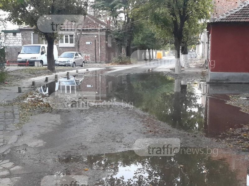 Спукан водопровод наводни улица в Кършияка, десетки останаха без вода СНИМКИ
