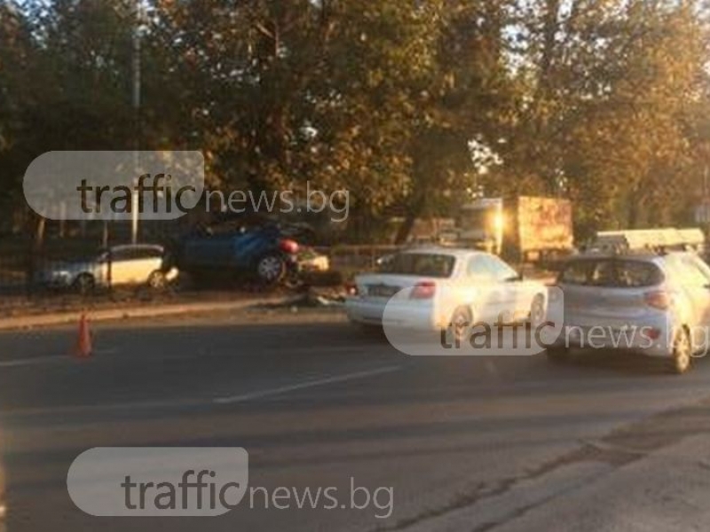 Тежка катастрофа в Пловдив тази сутрин, кола се заби в дърво СНИМКИ