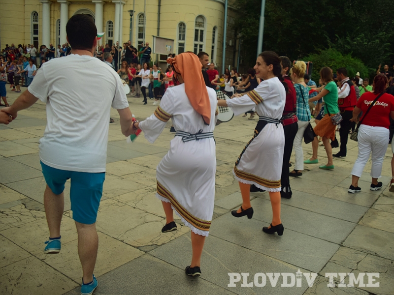 Традицията продължава! Пловдивчани извиват дълго хоро в центъра на града! СНИМКИ и ВИДЕО 