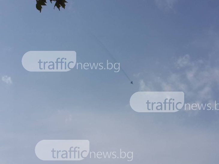 Екшън в небето! Изтребители от Графа минаха ниско над колите на шосето за Карлово СНИМКИ и ВИДЕО