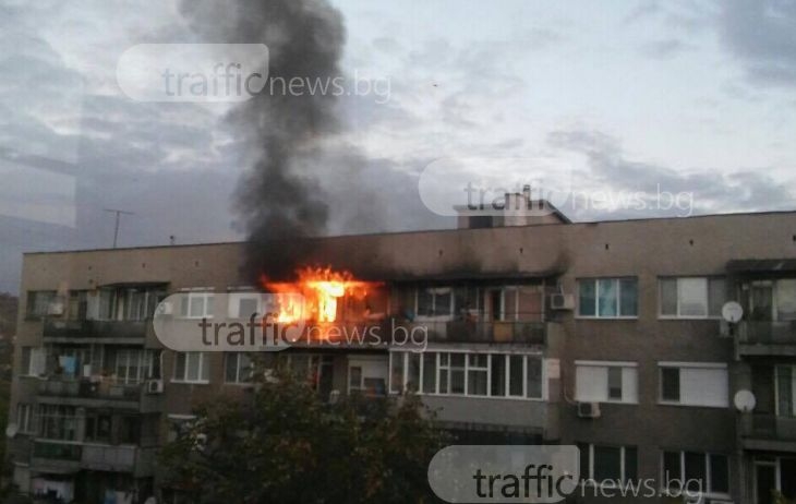 Пламна жилищен блок в Кючука! Хора гасят с легени огнената стихия СНИМКИ