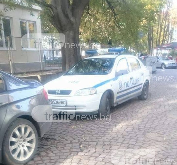 Полицейска патрулка паркира на забранена улица, за да... глобява неправилно паркирали СНИМКИ 