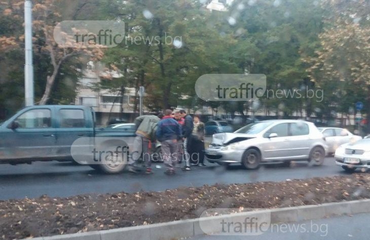 Жена с пежо размаза предницата си в пикап на моста на ВИХВП СНИМКИ