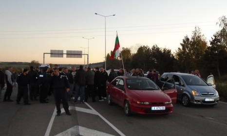 Цяло село и двама кметове блокират вход към Пловдив заради обгазяване ВИДЕО