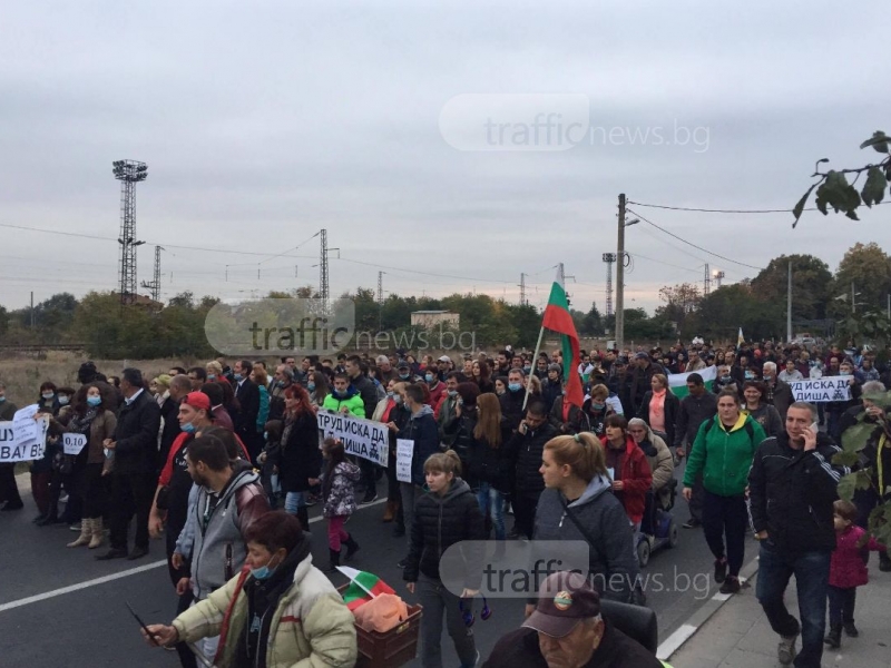 Невиждан протест в пловдивското село Труд в този час! СНИМКИ и ВИДЕО 