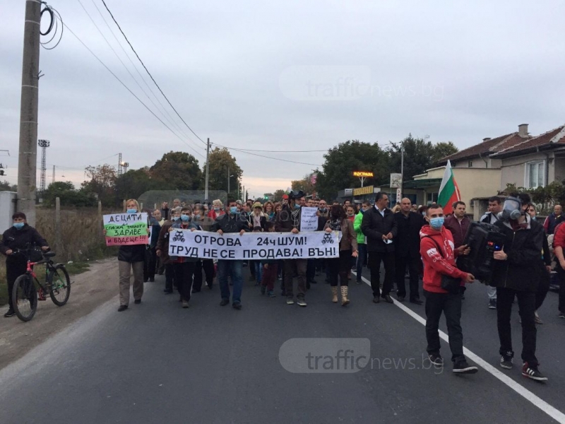 Смрад и напукани къщи в Труд, над 1000 души протестират ВИДЕО 