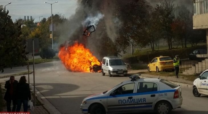 Кола се взриви в движение! Избухнала е газовата бутилка СНИМКА