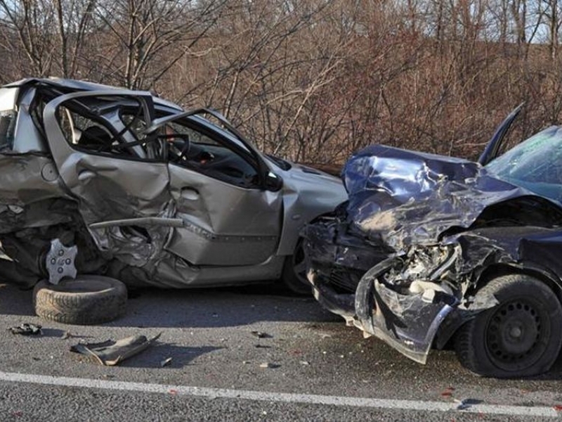 Един загинал и трима ранени при тежка катастрофа между два автомобила 