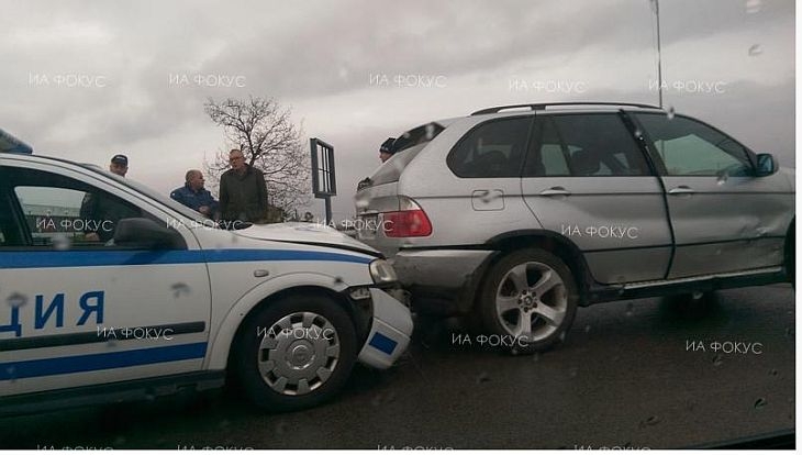 Помляха две патрули във верижна катастрофа СНИМКИ