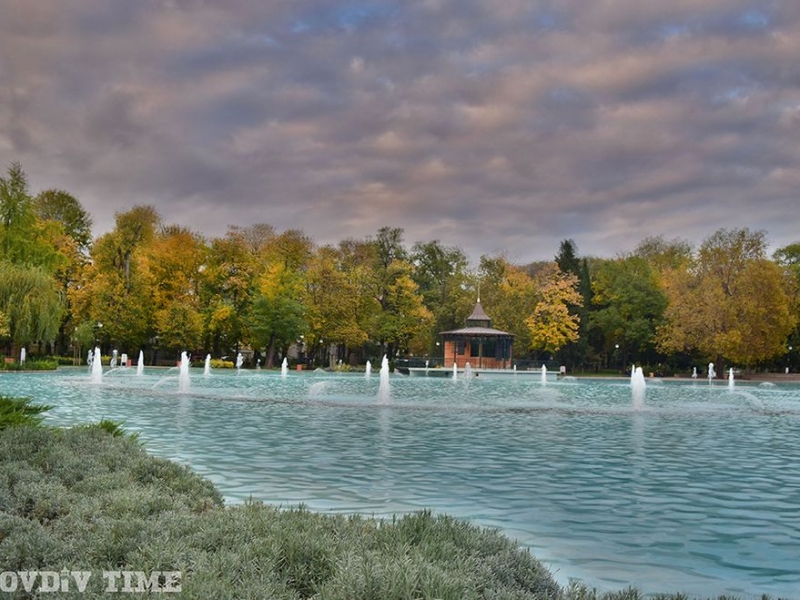 Есенна приказка край Пеещите фонтани в Пловдив СНИМКИ