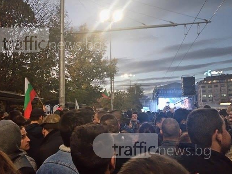 Хиляди блокираха Цариградско заради концерта на Слави СНИМКИ