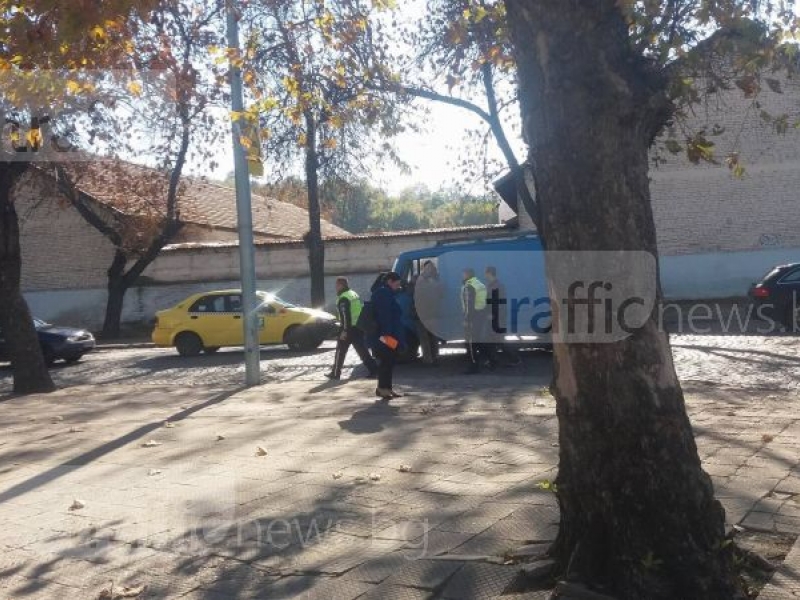 Бус и две коли се чукнаха на прелеза на Пещерско СНИМКИ