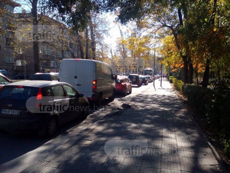 Кошмарен трафик в Пловдив! Десетки коли блокирани по булевардите СНИМКИ