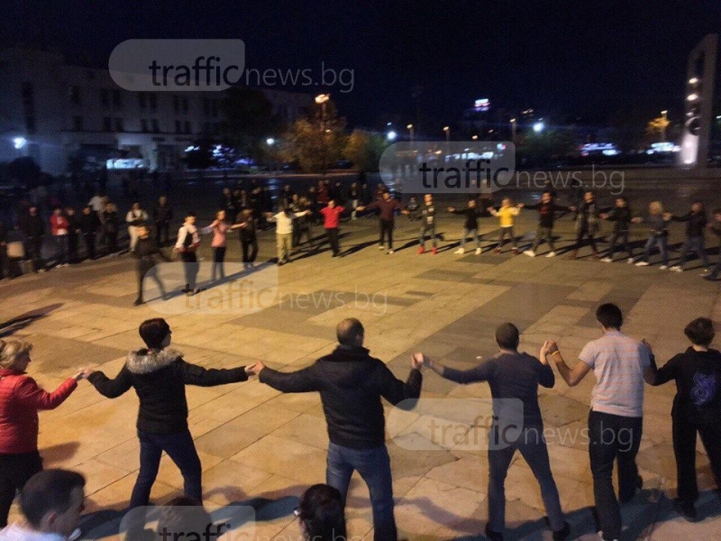 И мракът не попречи на неделното хоро в Пловдив! Десетки се хванаха за ръце СНИМКИ и ВИДЕО