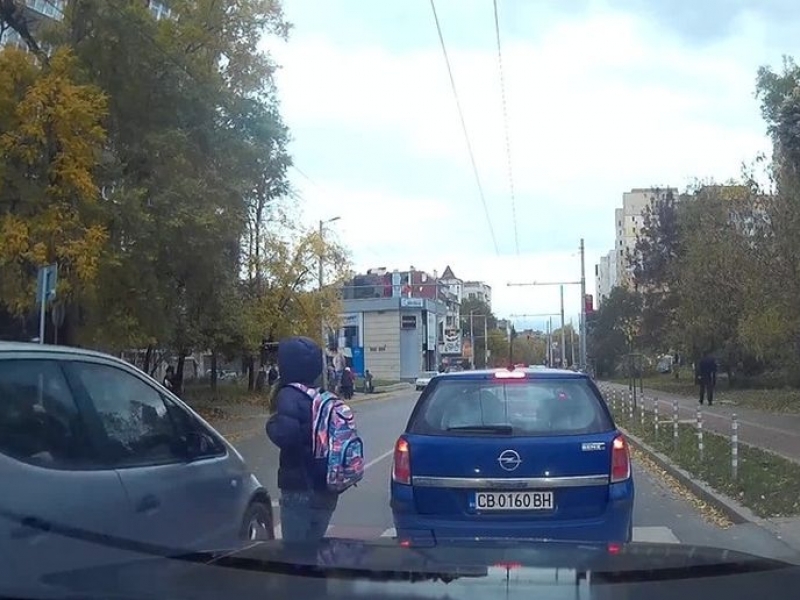 Ясно е на кого е колата, която за малко не удари дете на 
