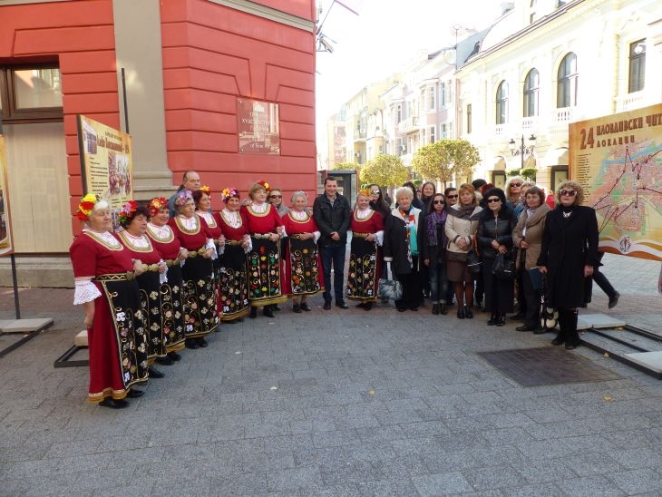 Кметът Иван Тотев подарява книги на пловдивските читалища
