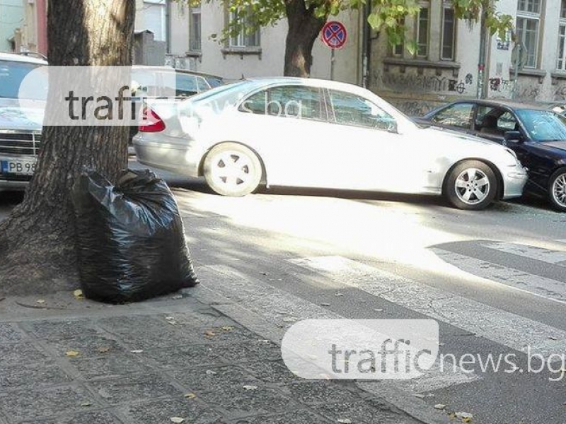Шофьорка с мерцедес отнесе БМВ в центъра на Пловдив СНИМКИ