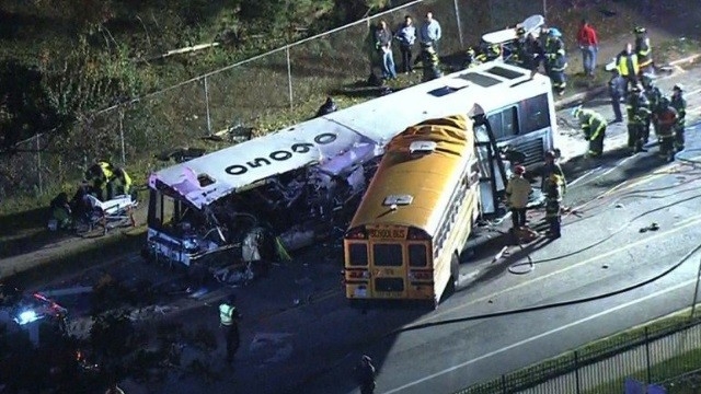 Страшна катастрофа между училищен и пътнически автобус! Шестима души загинаха ВИДЕО