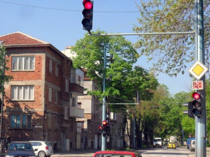Спират движението по част от булевард 