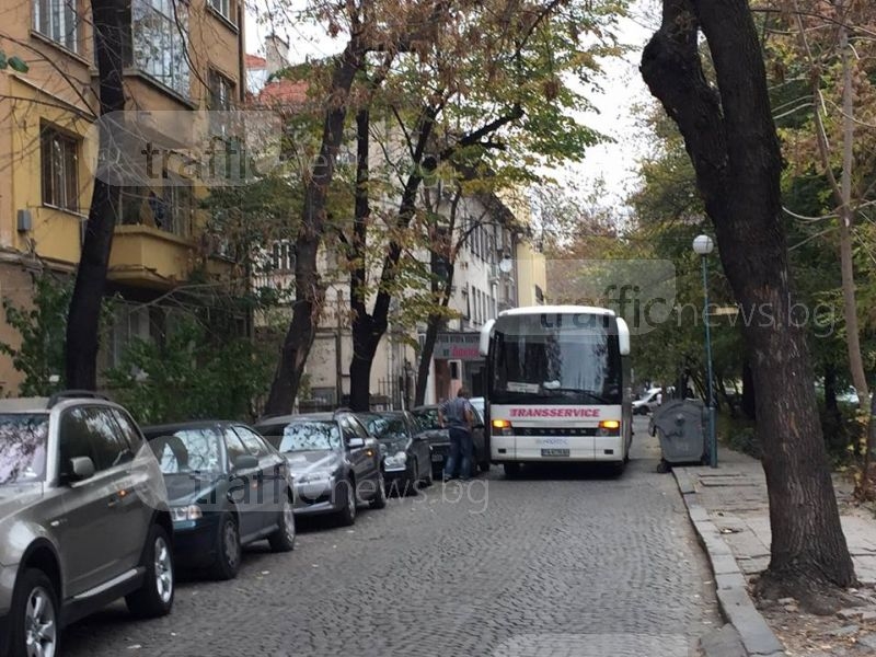 Хаос на пъпа на Пловдив! Автобус се заклещи, полицаи със сирени помагат СНИМКИ