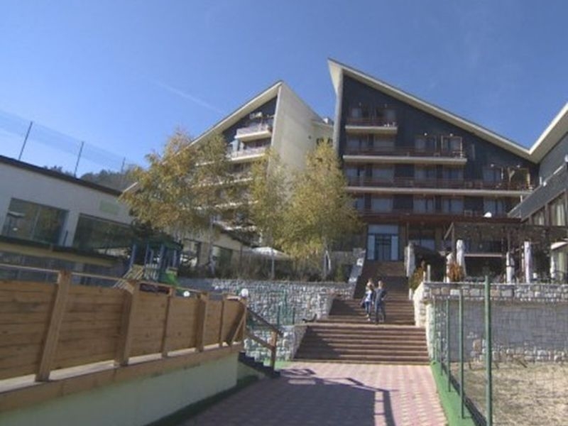 Дървеници нападнаха клиентка на четиризвезден хотел във Велинград СНИМКИ