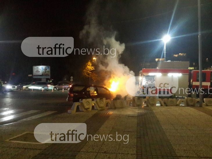 Ето ВИДЕО от зрелищното разбиване на пламналата кола пред Панаира в Пловдив СНИМКИ