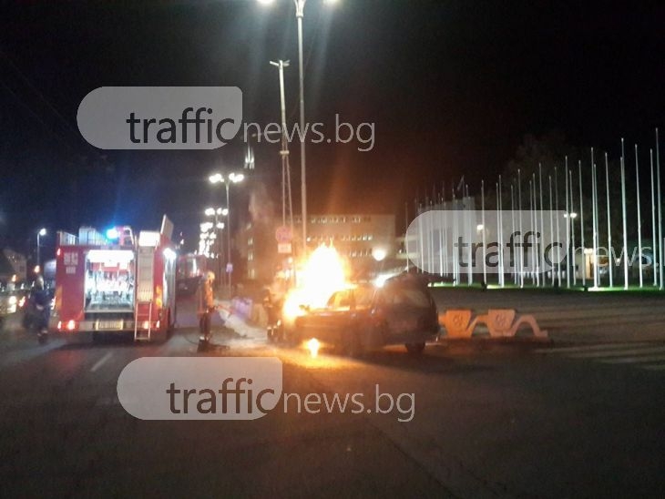 Кола пламна като факла пред Панаира в Пловдив СНИМКИ