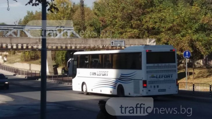 Автобус се чуди 10 минути дали да мине под моста на Марица, създаде истински хаос СНИМКИ