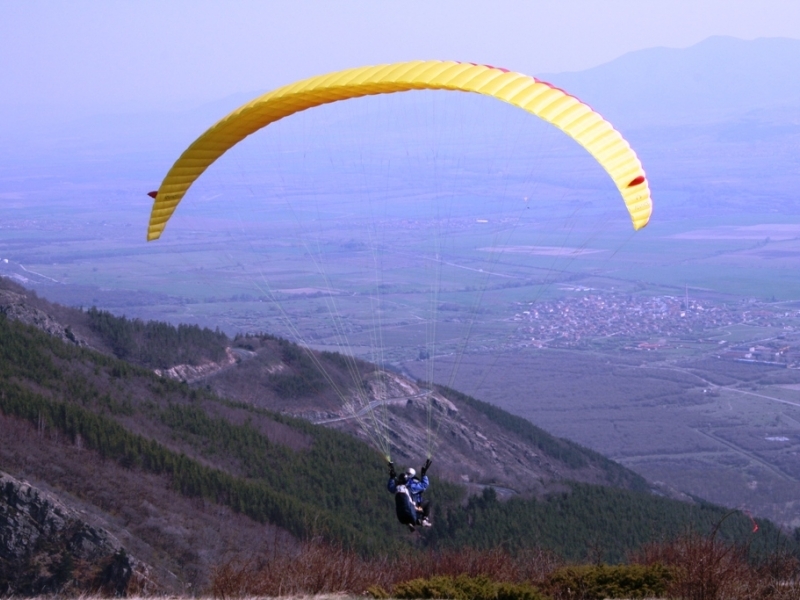 Парапланерист падна край Бузлуджа, чакат линейка