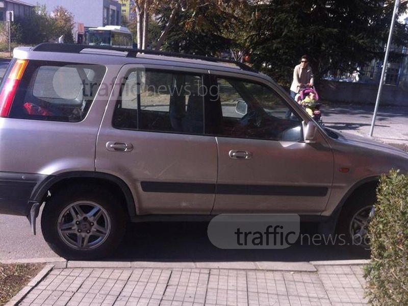 Шофьор в Пловдив блокира пешеходна пътека, принуди майки с колички да се движат по улицата СНИМКИ