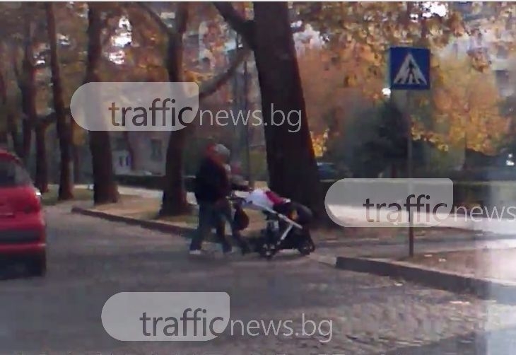 Пежо едва не сгази семейство с количка пред Второ районно в Пловдив СНИМКИ+ВИДЕО