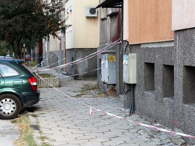 Кървави следи водят от мястото на двойното убийство до блока на стрелеца наркоман ВИДЕО