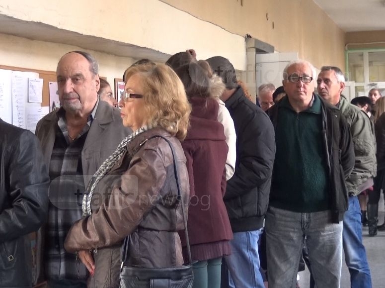 Между половин и един час чакат на места в Пловдив, за да гласуват ВИДЕО 