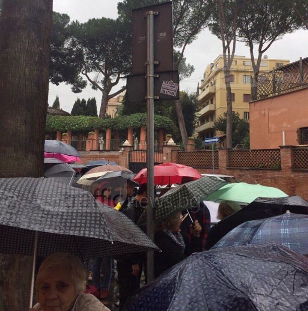 Пловдивчани в Рим и Брюксел: Чакаме половин ден на дъжда, за да гласуваме! СНИМКИ