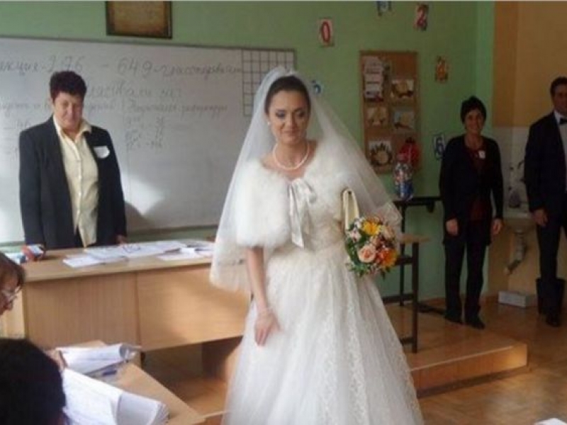 Любов по време на избори! Булка със сватбена рокля гласува преди да се врече в любимия СНИМКИ