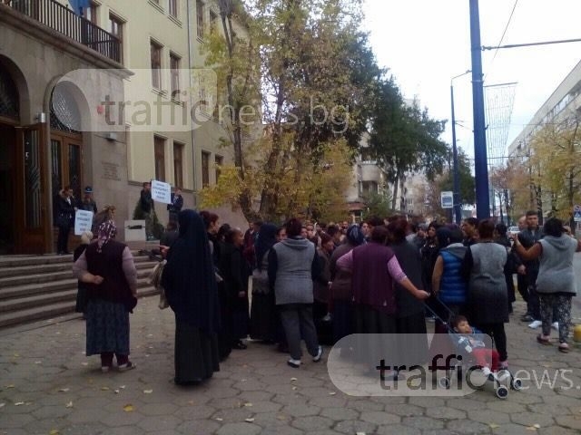 Десетки на протест пред съда в Пазарджик, искат доживотен затвор на двойния убиец