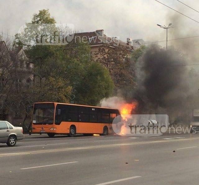 Пожарникари гасят горящия автобус на Цариградско шосе СНИМКИ