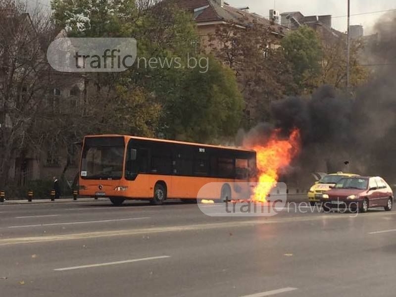 Автобус от градския транспорт се запали в движение