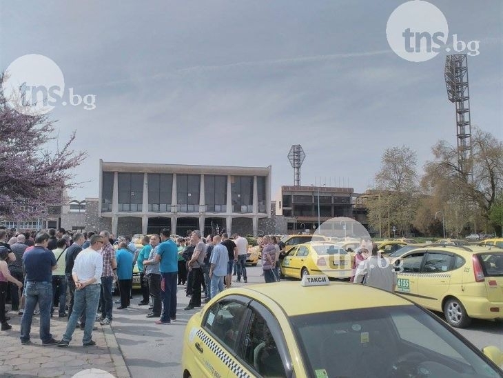 Кметът Иван Тотев осуети голям протест на пловдивските таксита